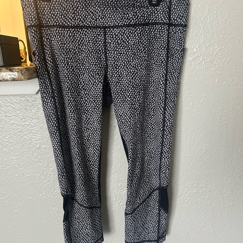 Lululemon HR Invigorate Cropped Daisy Dust Alpine White Black Women's 10